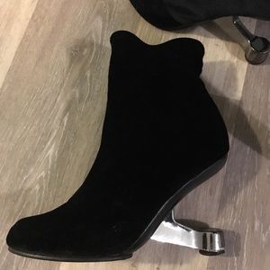 AMAZING Eamz Bootie in Black!